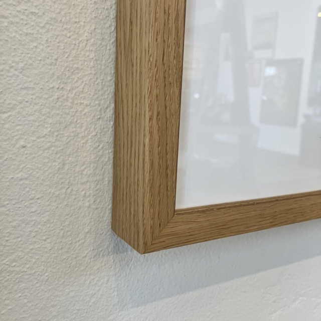 En bred egetræsfiner ramme med et flot ægte look