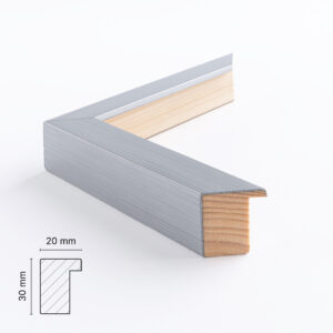 Sølvramme med sort kant både udvendigt og indvendigt.