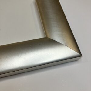 Ekstra bred sølvfarvet ramme med ridser i lakken - profil 3345