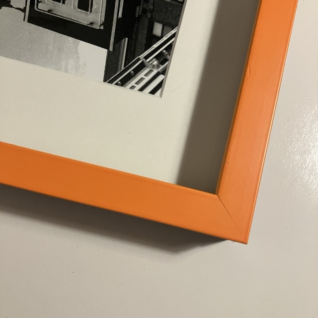 Orange mat træramme på specialmål