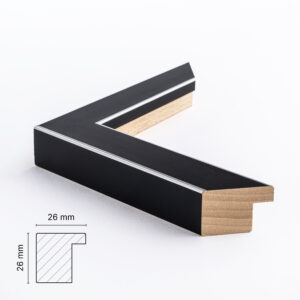 Bred sort ramme med flot sølv staffering udvendigt og indvendigt.